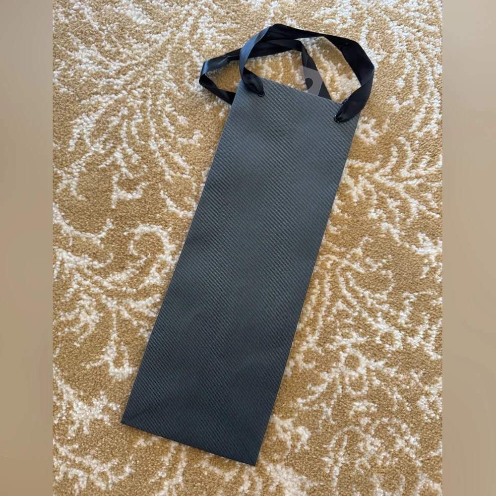 Six Holiday gift bags! 1 wine bag, 4 med size decorative bags and 1 mini bag